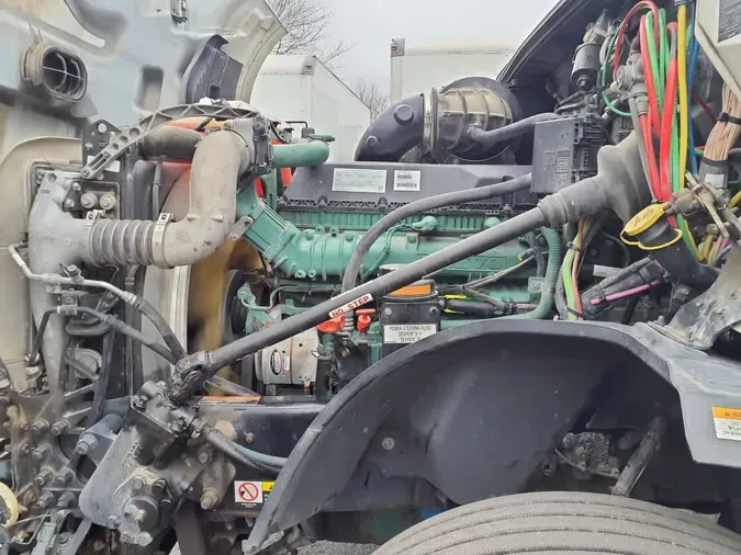 2019 VOLVO VNL64T-300