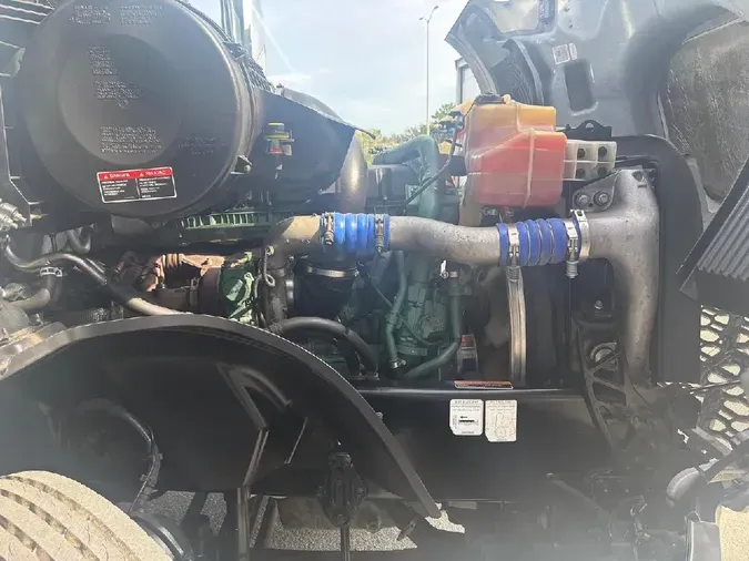 2022 VOLVO VNL64T760