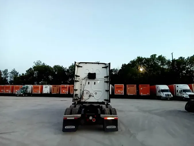 2021 Freightliner Cascadia 126