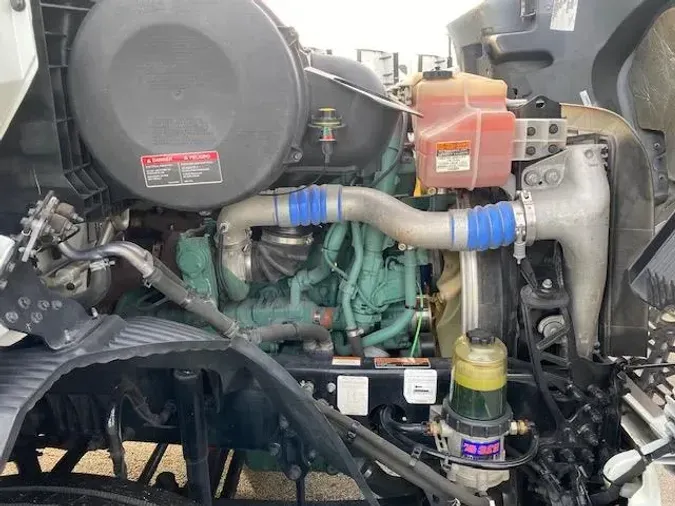 2023 Volvo VNR64T400