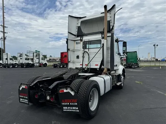 2019 VOLVO VNR300