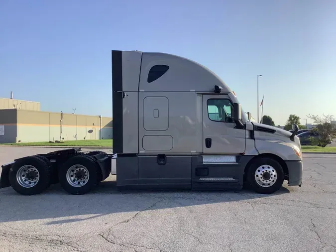 2022 Freightliner Cascadia 126