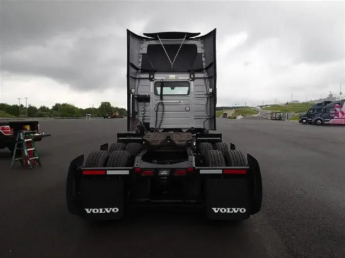 2024 VOLVO VNR64T300