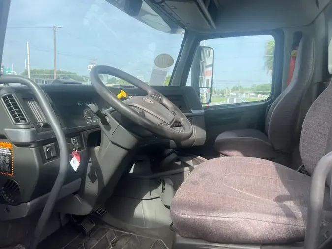 2019 VOLVO VNL64T-300