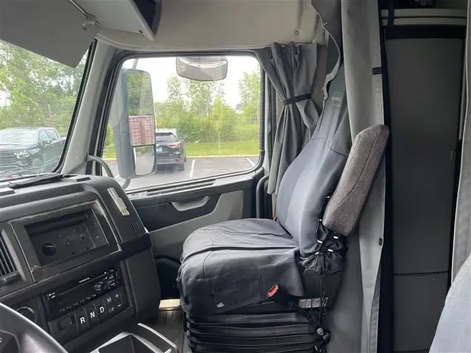 2020 VOLVO VNR640