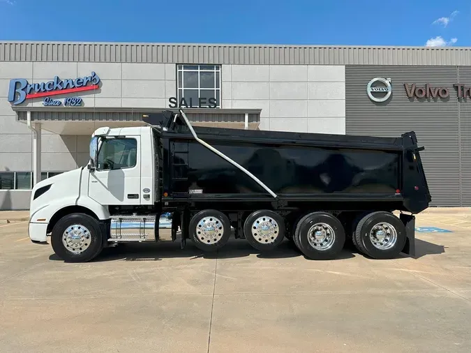 2020 VOLVO VNR64300