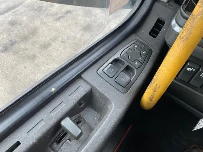 2023 Volvo VNR64T400