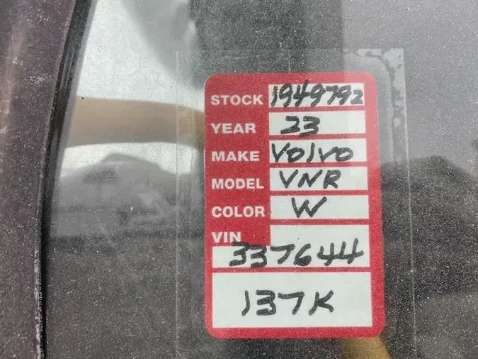 2023 Volvo VNR64T400