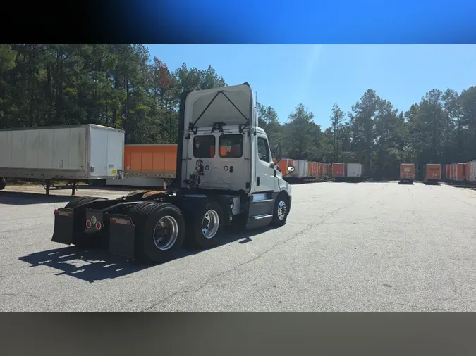 2019 Freightliner Cascadia 126de51d36afaec57b3941a49fe879e9e68