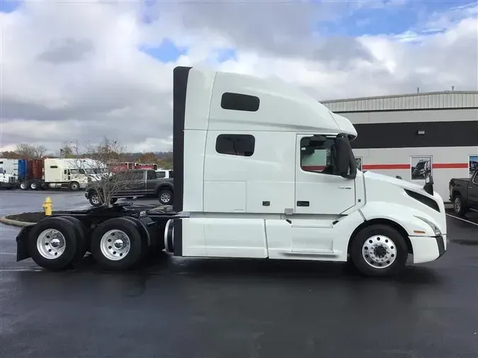 2022 VOLVO VNL64T760