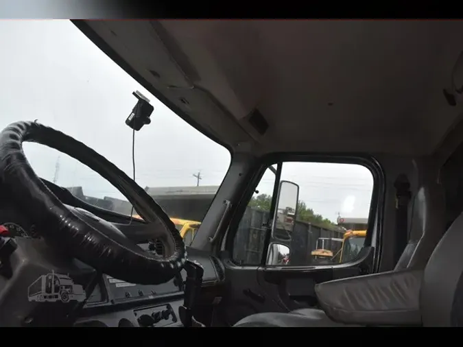2005 FREIGHTLINER BUSINESS CLASS M2 106