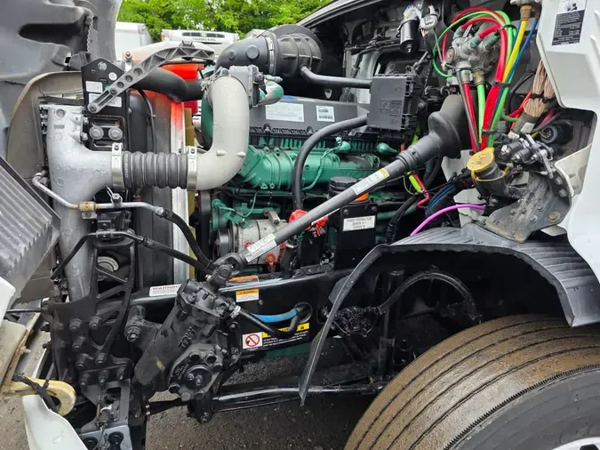 2019 VOLVO VNR64T-640
