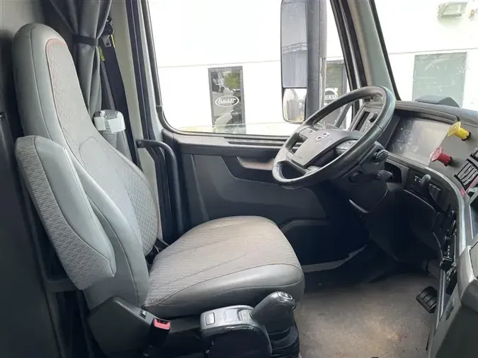 2019 VOLVO VNL860