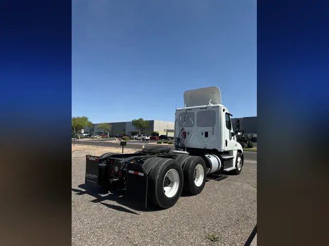 2015 FREIGHTLINER/MERCEDES CASCADIA 125