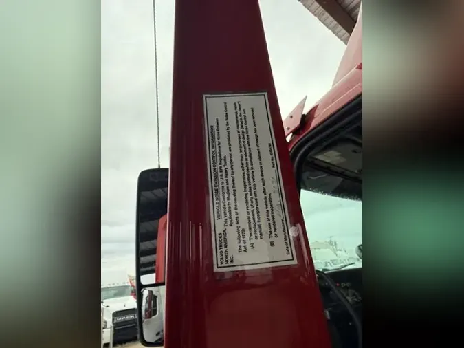 2021 VOLVO VNR64T300