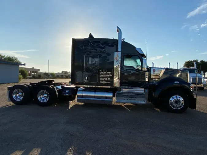 2024 Kenworth W990