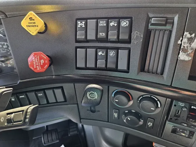2024 VOLVO VNL64T860