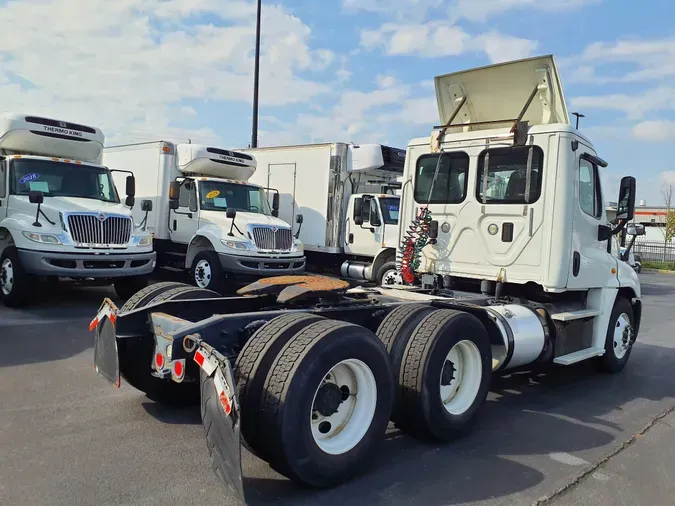 2015 FREIGHTLINER/MERCEDES CASCADIA 125