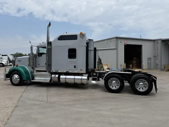 2020 Kenworth W900