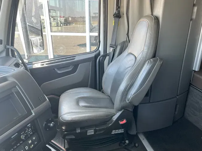 2019 VOLVO VNL860