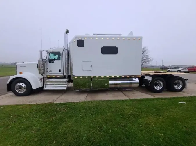 2025 Kenworth W900L