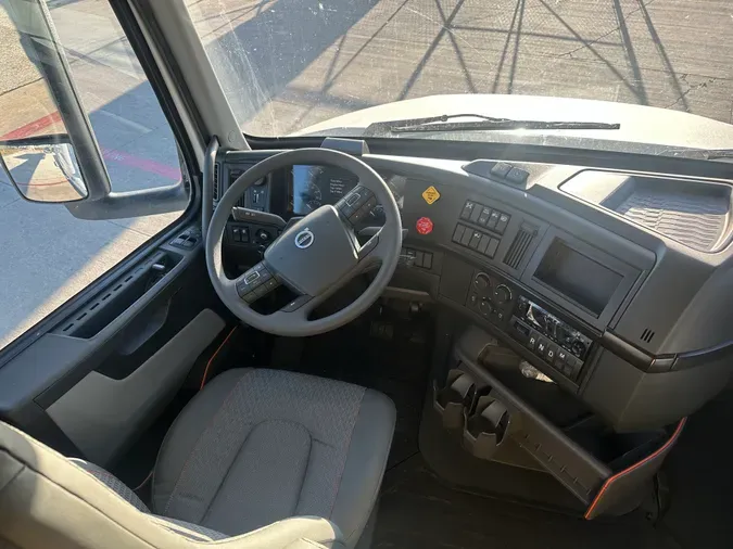 2025 VOLVO VNL64T860