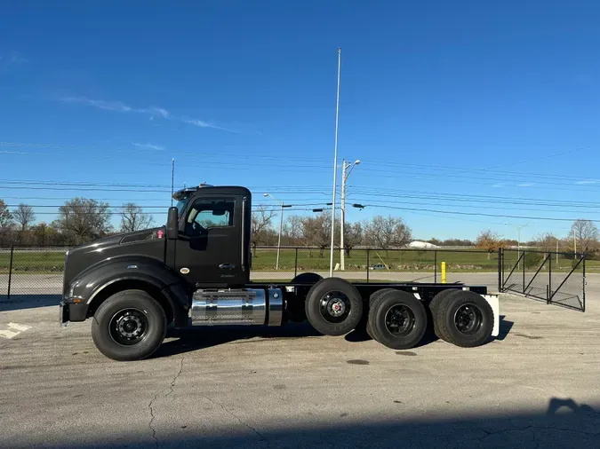 2025 Kenworth T880