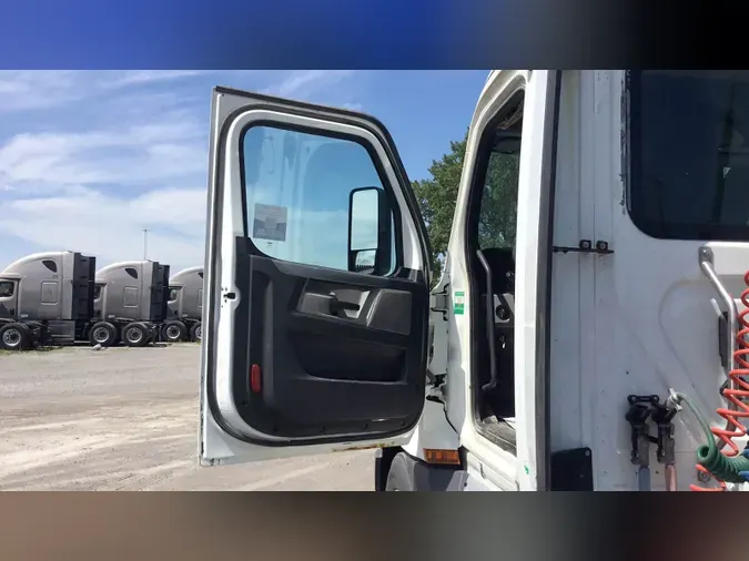 2020 Freightliner Cascadia 126