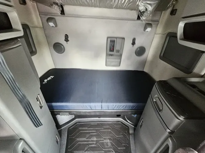 2023 VOLVO VNL64T760