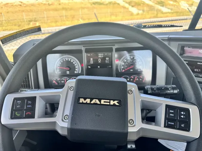 MACK GR64B