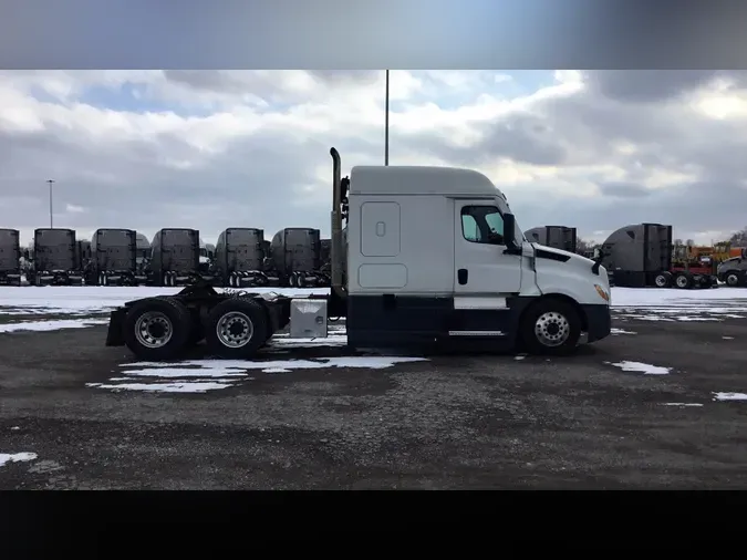 2021 Freightliner Cascadia 126defb915afaeae42eb4cac10cca17be3c