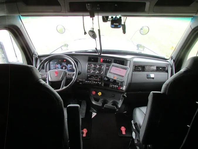2023 Kenworth W990