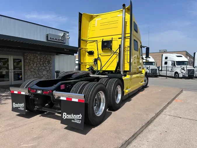 2025 VOLVO VNL64T860