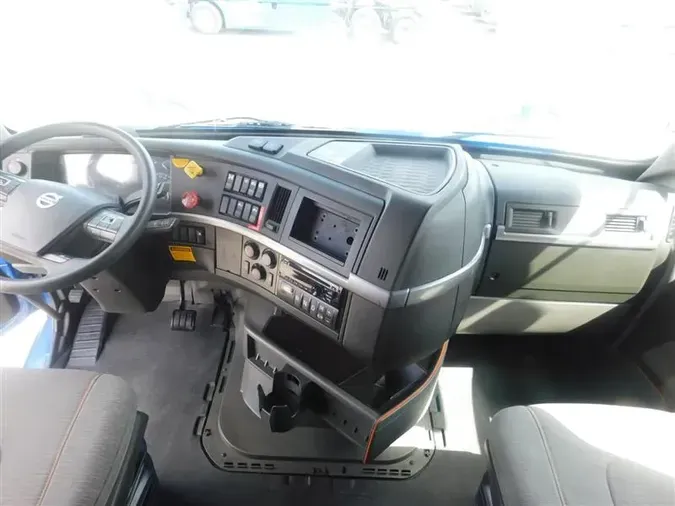 2019 VOLVO VNL760