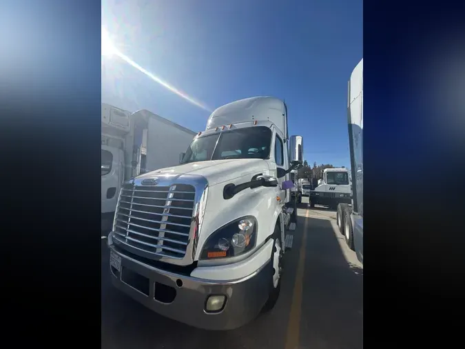 2017 FREIGHTLINER/MERCEDES CASCADIA 113