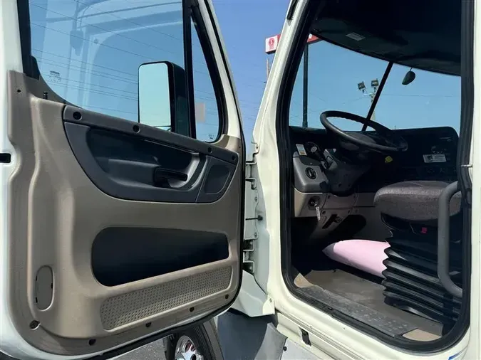 2018 FREIGHTLINER CA12562DC