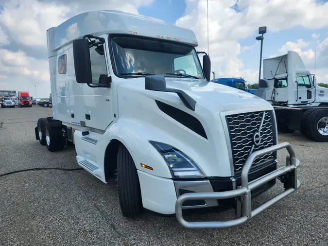 2022 VOLVO VNL64T740