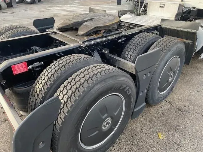 2023 Volvo VNR64T400