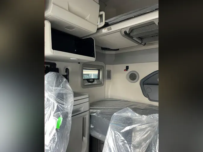 2025 VOLVO VNL64T860