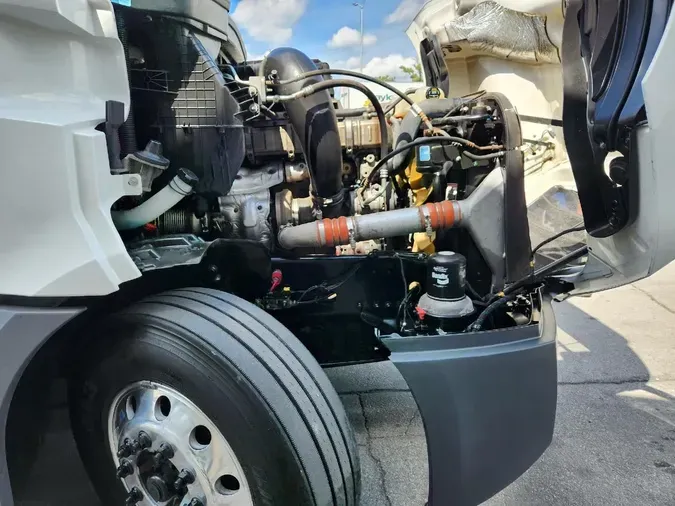 2021 FREIGHTLINER Cascadia 126