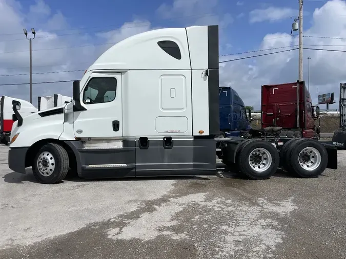 2021 FREIGHTLINER CASCADIA CA126