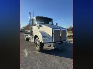 2025 Kenworth T880