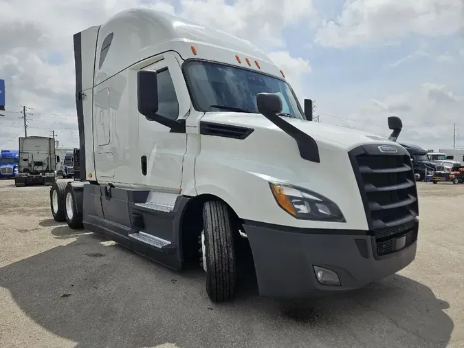 2021 FREIGHTLINER CASCADIA CA126