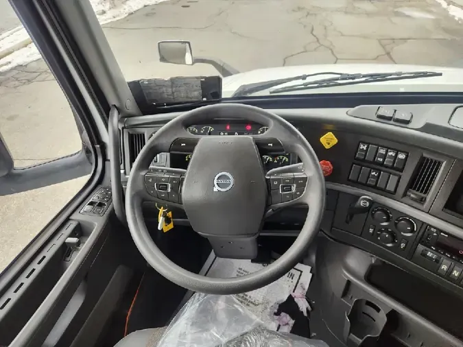 2023 VOLVO VNL64T760