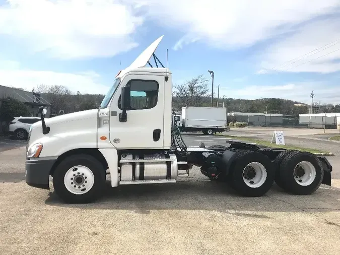 2018 Freightliner X12564ST