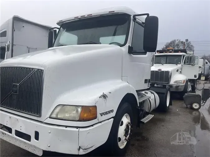 2002 VOLVO VNM42T200