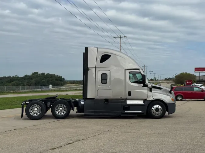2022 FREIGHTLINER Cascadia 126