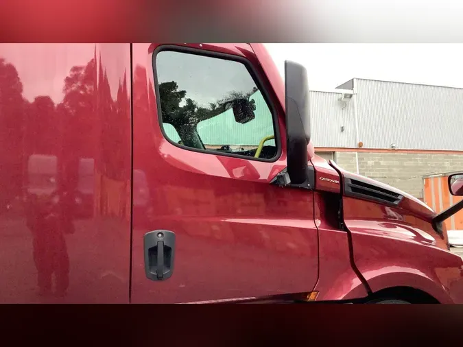 2023 Freightliner Cascadia 126dfb9ee751a419888f3d9cb463b99e07e