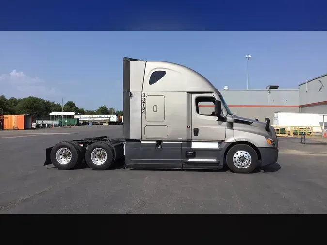 2025 Freightliner Cascadia 126dfbc51d74e364af58fcbb03b65a5600a