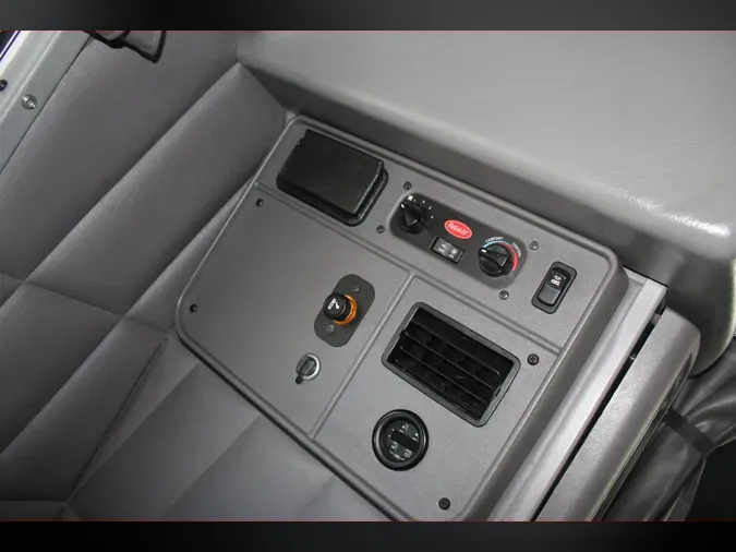 2023 Peterbilt 389